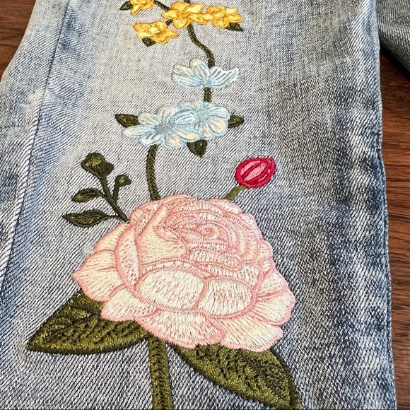 Monnalisa Embroidered Rose Jeans. Size 3 yrs. - Picture 7 of 9